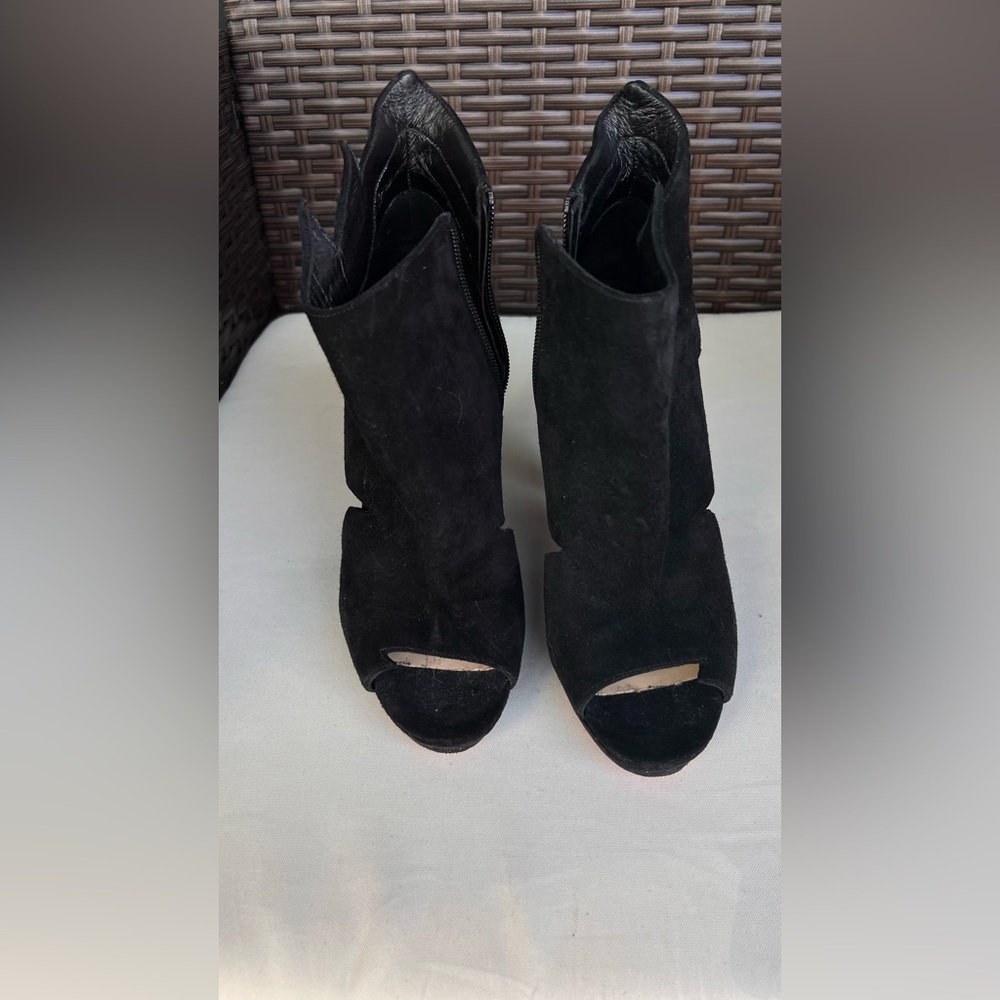 Christian Louboutin, size 8, very good condition. - Picture 2 of 3